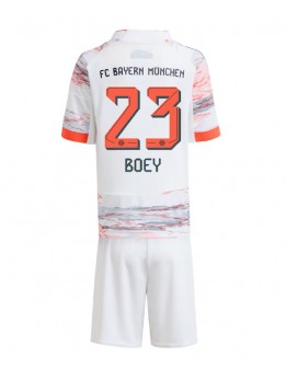 Billige Bayern Munich Sacha Boey #23 Bortedraktsett Barn 2025-26 Kortermet (+ Korte bukser)